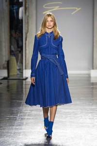 00001-genny-spring-2019-ready-to-wear.thumb.jpg.8cbb2aada3685417efda12e70247d02c.jpg