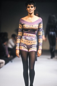 1232279781_AzzedineAlaia1990WomenRTW41.thumb.jpg.23e458e575e0ff1b763d0183b14ecbca.jpg