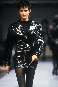 124050339_AzzedineAlaia1990WomenRTW49.thumb.jpg.92bbe780bc363130c2c948300d09938d.jpg