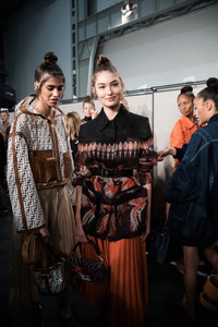 1403807740_FendiBackstageMilanFashionWeekSpring2shu6as-DeZx.thumb.jpg.a90ed04c897406691686182689e6bc2b.jpg