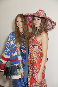 1586244238_EtroBackstageMilanFashionWeekSpringSummerIlMzmiUGMa2x.thumb.jpg.10bc76b12289687c9397e6b80ec389de.jpg