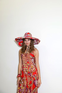 349288478_EtroBackstageMilanFashionWeekSpringSummer8e2tpAGfhEjx.thumb.jpg.8e8a1a61879d0eafee17b209e7bf665b.jpg