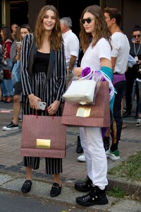 516927691_Grace-Elizabeth-at-Etro-Show-in-Milan--01(1).thumb.jpg.de892ae9dc9d9f5bb06e6c253c662c4f.jpg