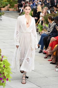 545777388_OscarDeLaRentaRunwaySeptember2018Newbs9UWARmpLbx.thumb.jpg.5d070090857ad1fc5dd6cfcebde185eb.jpg