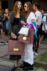 Grace-Elizabeth-at-Etro-Show-in-Milan--02-662x993.thumb.jpg.148bf647833a5da4f0f65d3f080669a9.jpg