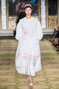 defile-simone-rocha-printemps-ete-2019-londres-look-36.thumb.jpg.4882595068d417fb634bce8099a7b88c.jpg