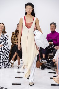 defile-victoria-beckham-printemps-ete-2019-londres-look-22.thumb.jpg.0bece5fdfe84b67ecad677d0b2bb79e3.jpg