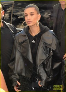 hailey-baldwin-picks-up-goodies-ahead-of-fashion-show-02.jpg