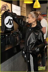 hailey-baldwin-picks-up-goodies-ahead-of-fashion-show-04.jpg