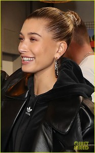 hailey-baldwin-picks-up-goodies-ahead-of-fashion-show-05.jpg