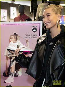 hailey-baldwin-picks-up-goodies-ahead-of-fashion-show-06.jpg