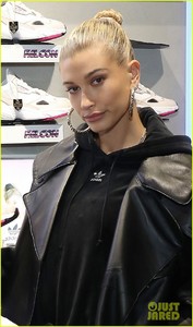 hailey-baldwin-picks-up-goodies-ahead-of-fashion-show-08.jpg