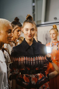 hbs-mfw-ss18-fendi-backstage-33.thumb.jpg.815eb16b4314fa68011a3e8afc58eb97.jpg