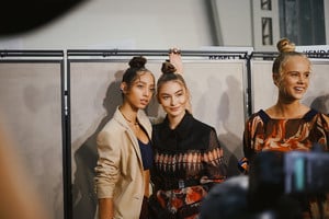 hbs-mfw-ss18-fendi-backstage-4-1200x800.thumb.jpg.a81a41addac9acc36473be722a46a865.jpg