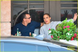 jennifer-lopez-alex-rodriguez-rodeo-drive-09.jpg