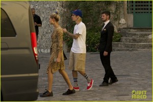 justin-bieber-and-hailey-baldwin-step-out-in-milan-during-fashion-week-02.thumb.jpg.c9dcc90a1a6e13865d2989ab7b3bd3e3.jpg