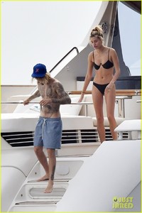 justin-bieber-hailey-baldwin-beach-bodies-italy-01.jpg