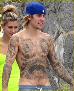 justin-bieber-hailey-baldwin-beach-bodies-italy-02.jpg