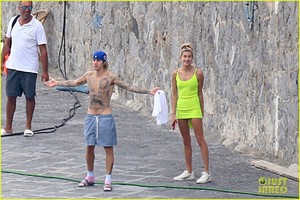 justin-bieber-hailey-baldwin-beach-bodies-italy-03.jpg