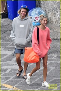 justin-bieber-hailey-baldwin-beach-bodies-italy-05.jpg