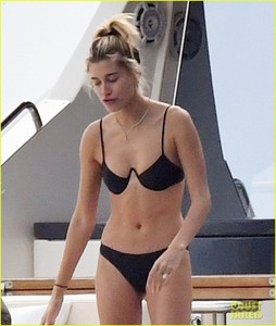 justin-bieber-hailey-baldwin-beach-bodies-italy-07.jpg