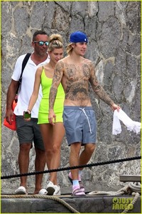 justin-bieber-hailey-baldwin-beach-bodies-italy-08.jpg