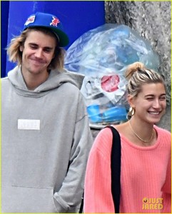 justin-bieber-hailey-baldwin-beach-bodies-italy-10.jpg