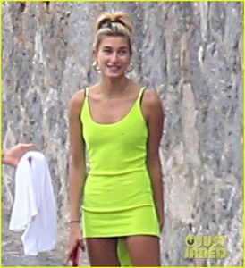 justin-bieber-hailey-baldwin-beach-bodies-italy-11.jpg