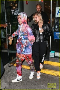 justin-bieber-hailey-baldwin-coffee-before-flight-01.jpg