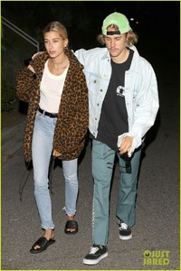 justin-bieber-hailey-baldwin-date-night-01.thumb.jpg.ff138fd56baa838ded68ab1f82c453b2.jpg