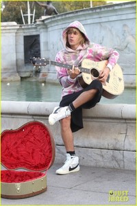 justin-bieber-hailey-baldwin-guitar-concert-27.jpg