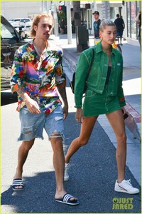 justin-bieber-hailey-baldwin-make-one-colorful-couple-in-beverly-hills-01.jpg