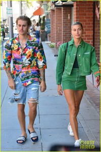 justin-bieber-hailey-baldwin-make-one-colorful-couple-in-beverly-hills-05.jpg