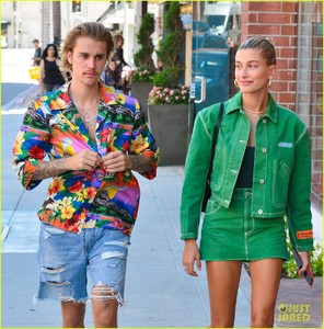 justin-bieber-hailey-baldwin-make-one-colorful-couple-in-beverly-hills-07.jpg