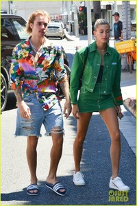 justin-bieber-hailey-baldwin-make-one-colorful-couple-in-beverly-hills-08.jpg