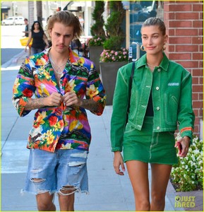 justin-bieber-hailey-baldwin-make-one-colorful-couple-in-beverly-hills-11.jpg