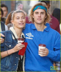 justin-bieber-hailey-baldwin-pack-on-pda-in-london-04.jpg