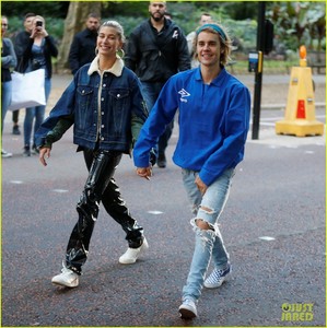 justin-bieber-hailey-baldwin-pack-on-pda-in-london-05.jpg