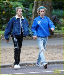 justin-bieber-hailey-baldwin-pack-on-pda-in-london-09.jpg