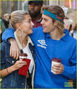 justin-bieber-hailey-baldwin-pack-on-pda-in-london-11.jpg