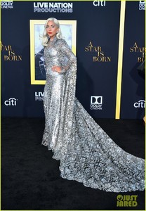 lady-gaga-a-star-is-born-premiere-03.jpg