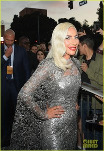 lady-gaga-a-star-is-born-premiere-04.jpg