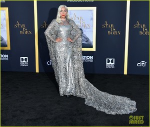 lady-gaga-a-star-is-born-premiere-07.jpg