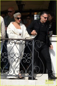 lady-gaga-boyfriend-christian-carino-depart-venice-05.jpg