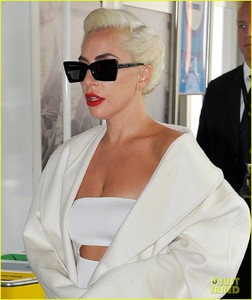 lady-gaga-boyfriend-christian-carino-depart-venice-06.jpg