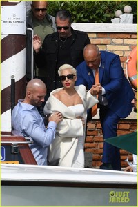 lady-gaga-boyfriend-christian-carino-depart-venice-07.jpg