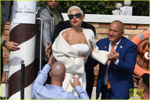 lady-gaga-boyfriend-christian-carino-depart-venice-09.jpg