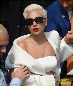 lady-gaga-boyfriend-christian-carino-depart-venice-10.jpg