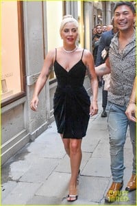 lady-gaga-bradley-cooper-step-out-in-venice-after-a-star-is-born-premiere-08.jpg