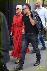 lady-gaga-christian-carino-out-in-paris-01.thumb.jpg.56dccb0c07802c966730e90964b1d723.jpg